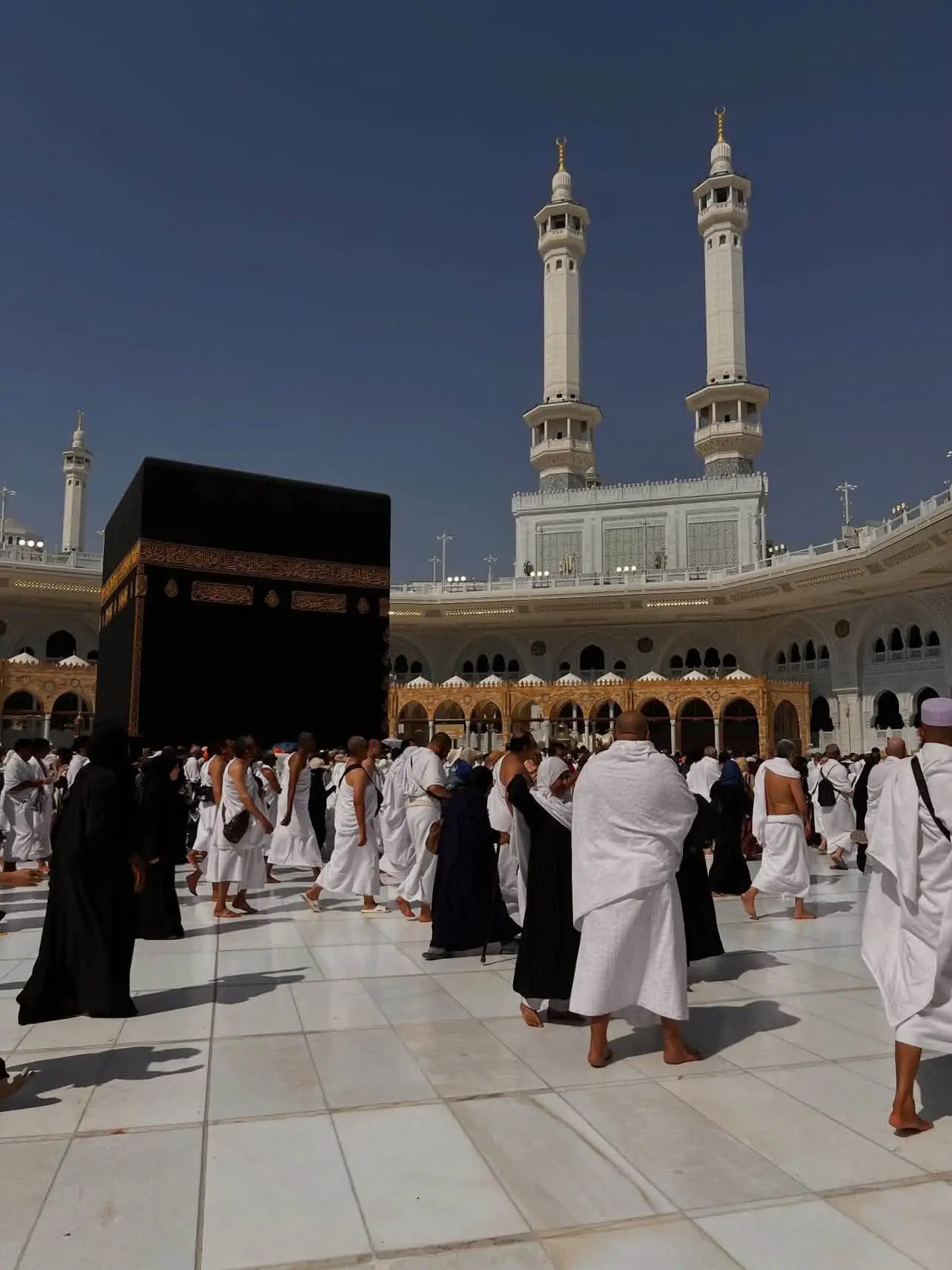 Umrah pilgrims photo